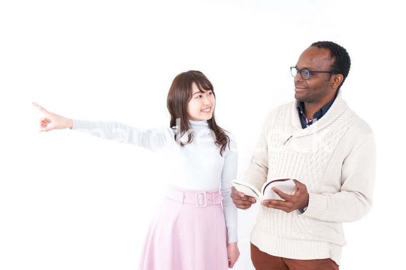 道案内をする女性