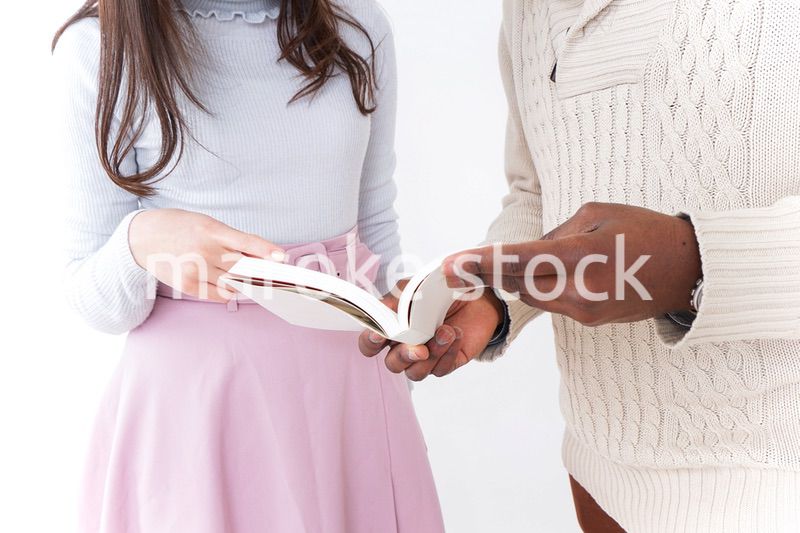 外国人観光客を英語で案内する若い女性