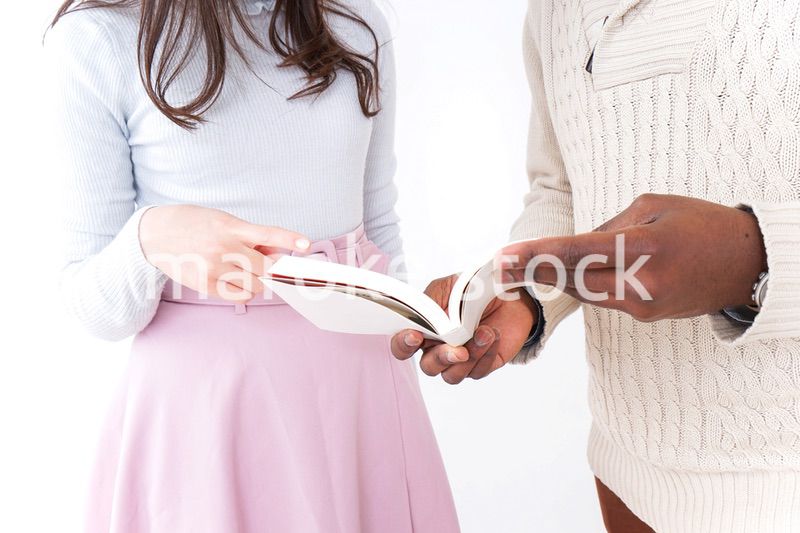 道案内をする女性