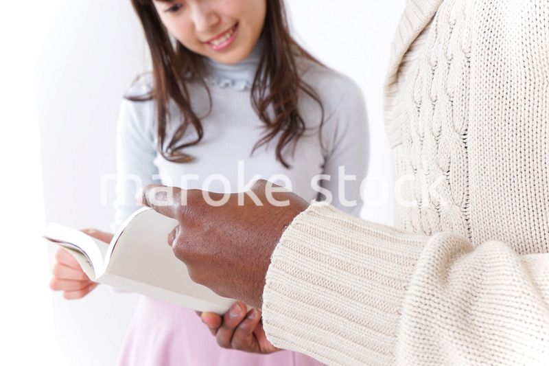 外国人観光客を英語で案内する若い女性