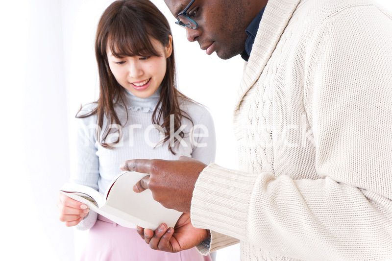 道案内をする女性