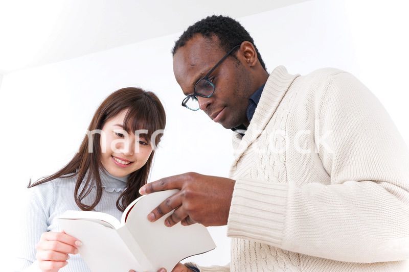 外国人観光客を英語で案内する若い女性