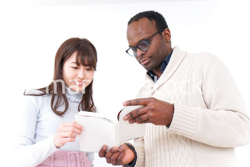 道案内をする女性