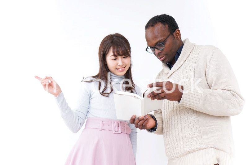 外国人観光客を英語で案内する若い女性