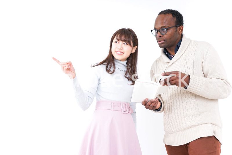 道案内をする女性