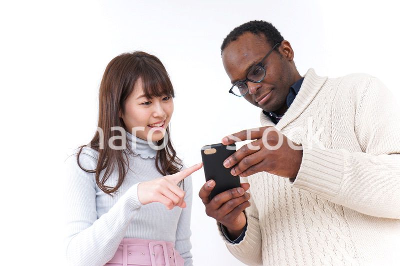 外国人観光客に道案内をする若い女性