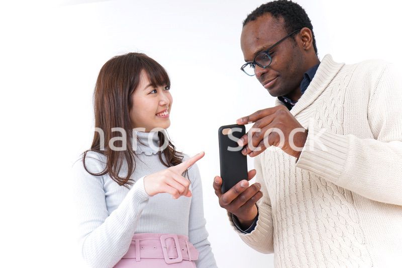 外国人観光客に道案内をする若い女性