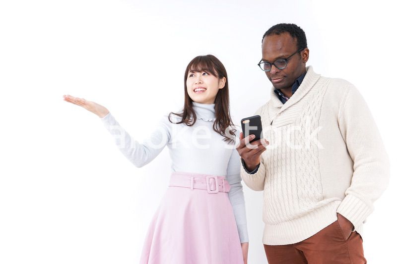 外国人観光客に道案内をする若い女性