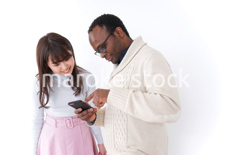 外国人観光客に道案内をする若い女性