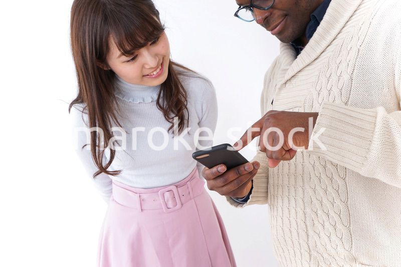 外国人観光客に道案内をする若い女性