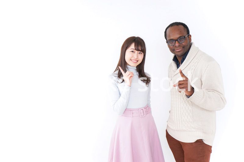 指をさす日本人と黒人