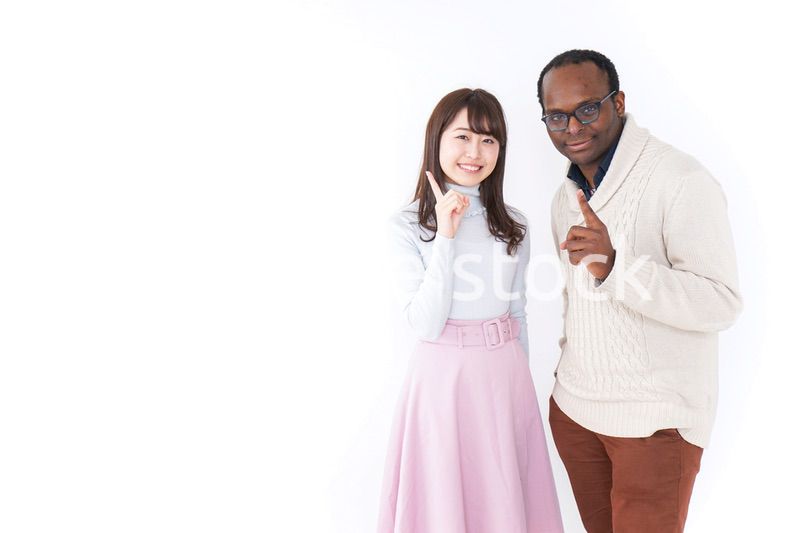 指をさす日本人と黒人