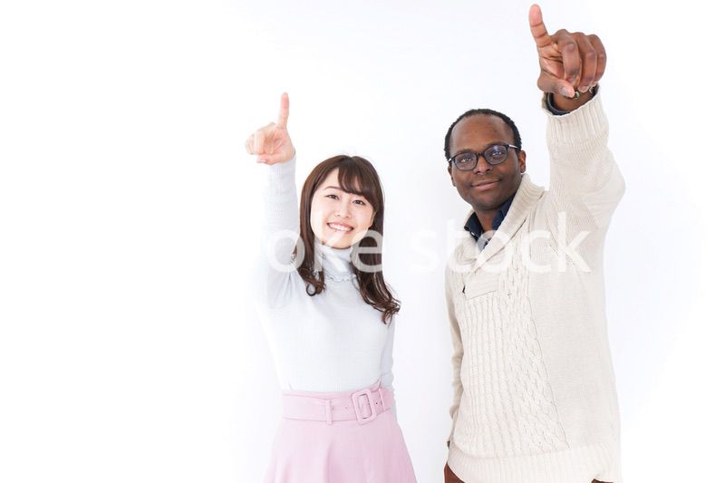 指をさす日本人と黒人