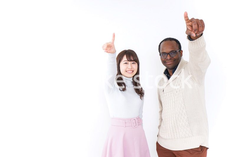 指をさす日本人と黒人