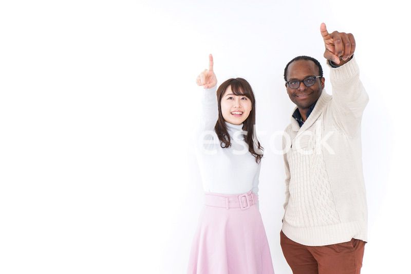 指をさす日本人と黒人