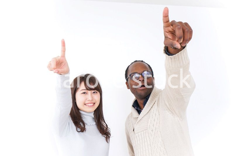 指をさす日本人と黒人