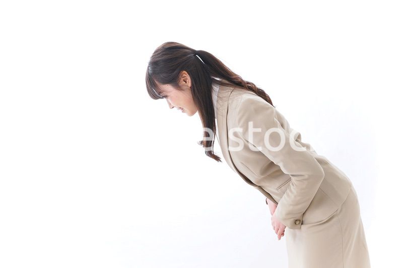 お辞儀をするビジネスウーマン