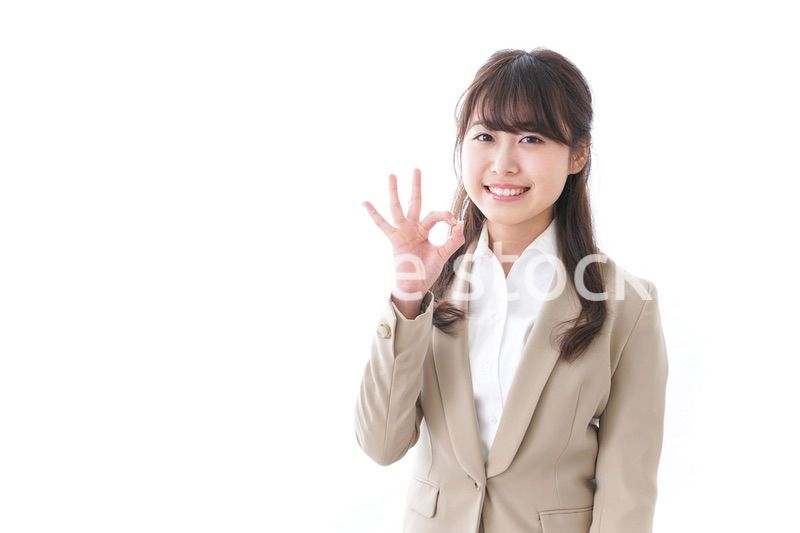 OKサインをするビジネスウーマン
