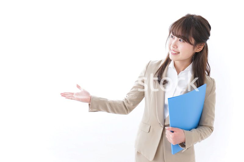 案内をするビジネスウーマン