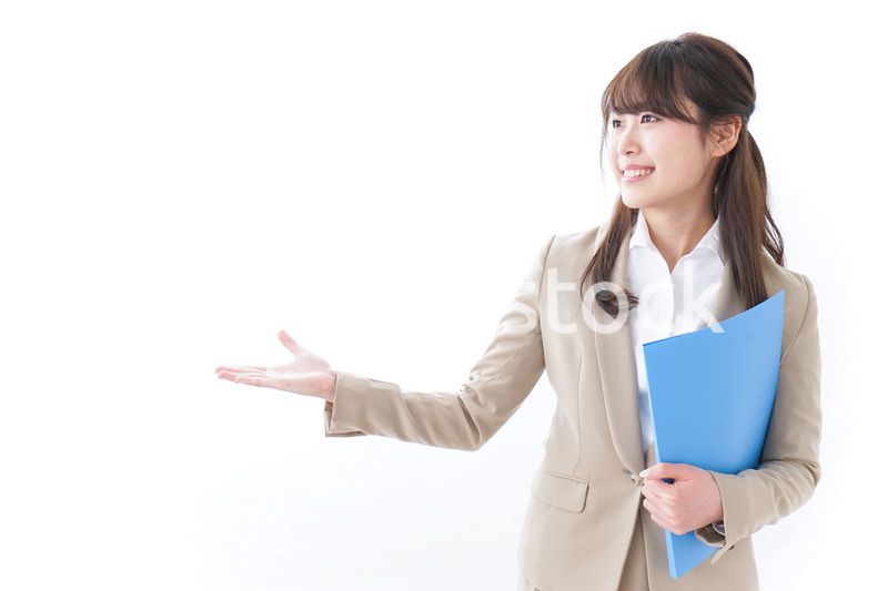 案内をするビジネスウーマン