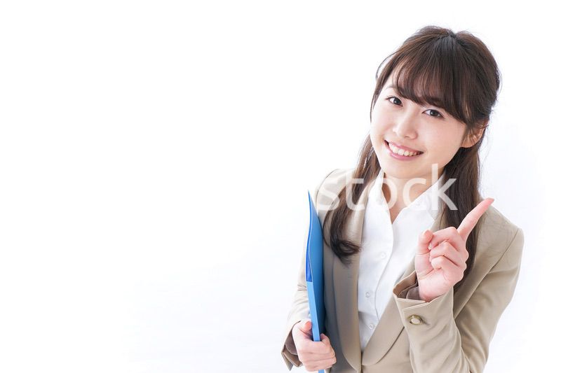 指をさすビジネスウーマン