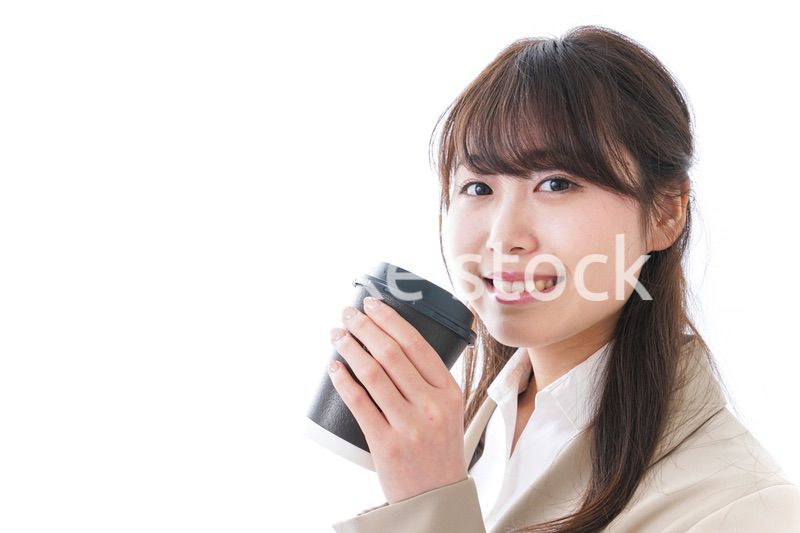 コンビニでコーヒーを買うビジネスウーマン