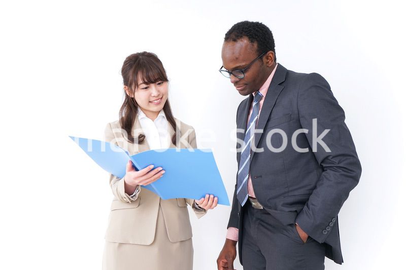 オフィスでコミュニケーションするビジネスパーソン