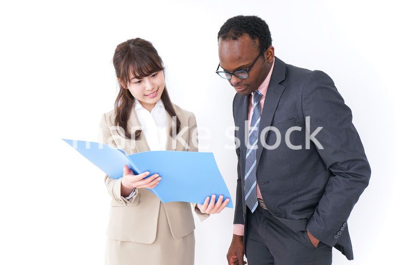 オフィスでコミュニケーションするビジネスパーソン