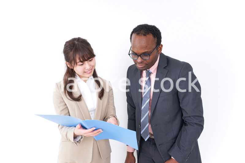 オフィスでコミュニケーションするビジネスパーソン