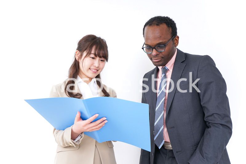 オフィスでコミュニケーションするビジネスパーソン