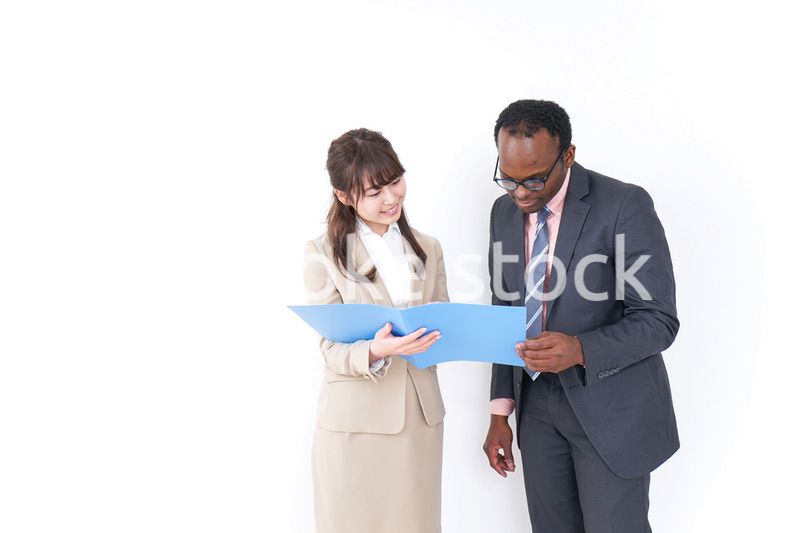 オフィスでコミュニケーションするビジネスパーソン