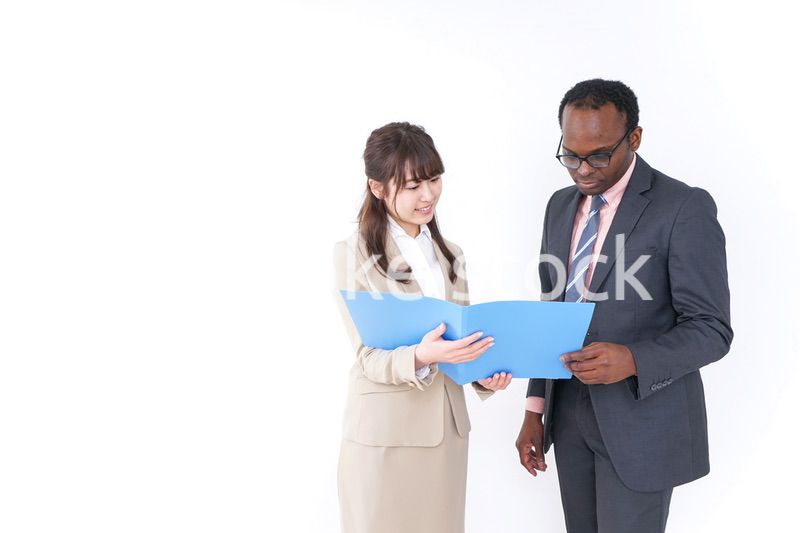 オフィスでコミュニケーションするビジネスパーソン