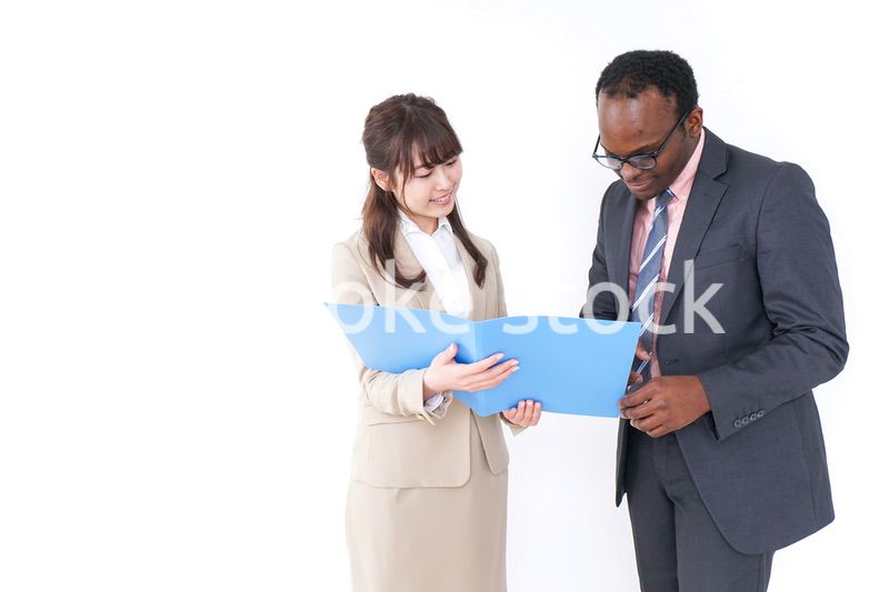 打合せするビジネスパーソン