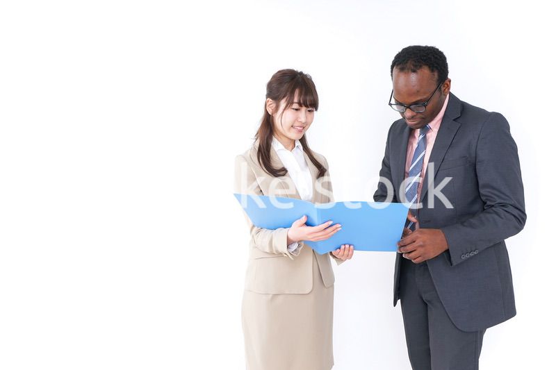 打合せするビジネスパーソン