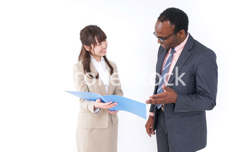オフィスでコミュニケーションするビジネスパーソン