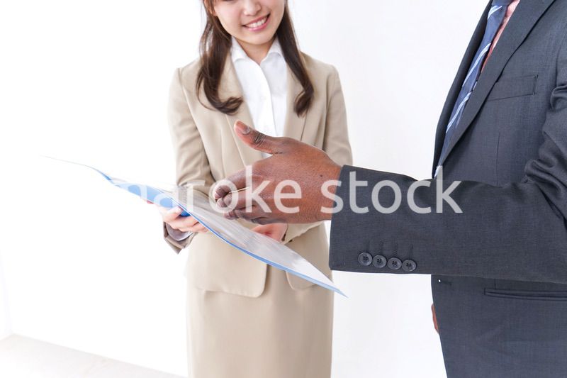 オフィスでコミュニケーションするビジネスパーソン