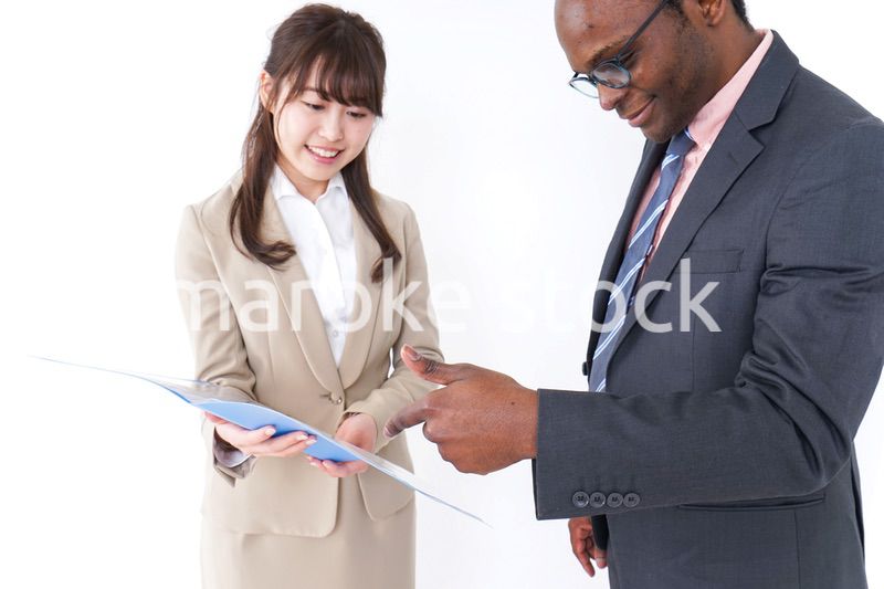 オフィスでコミュニケーションするビジネスパーソン