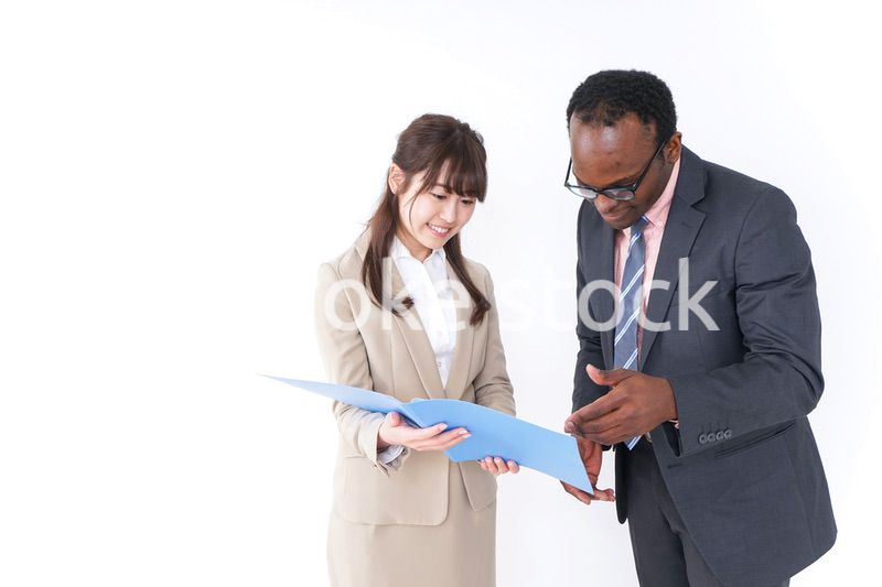 オフィスでコミュニケーションするビジネスパーソン