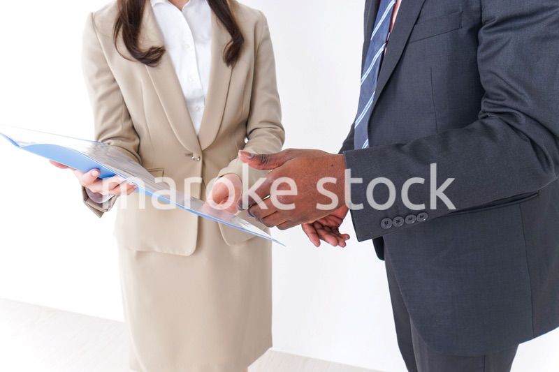 オフィスでコミュニケーションするビジネスパーソン