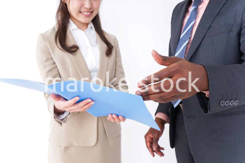 オフィスでコミュニケーションするビジネスパーソン