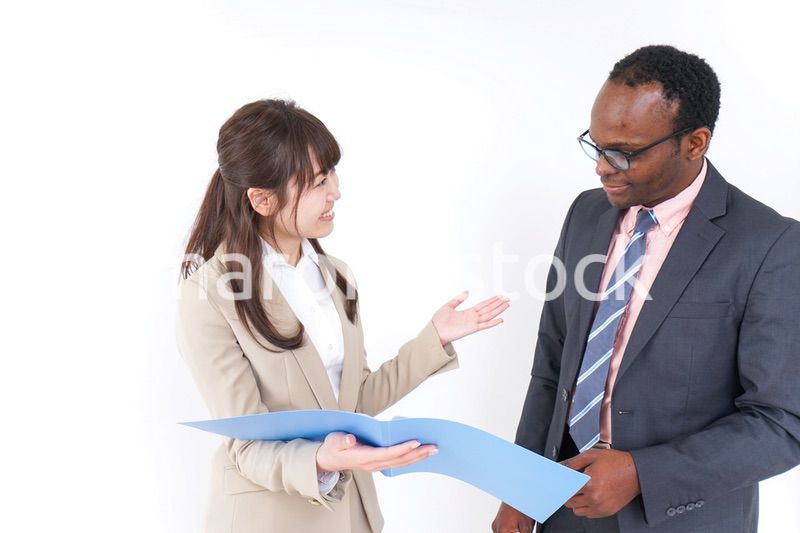 オフィスでコミュニケーションするビジネスパーソン