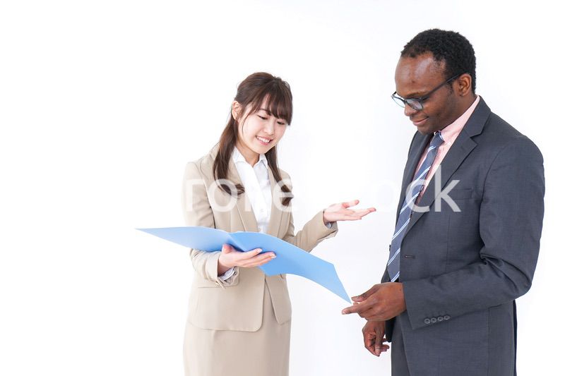打合せするビジネスパーソン