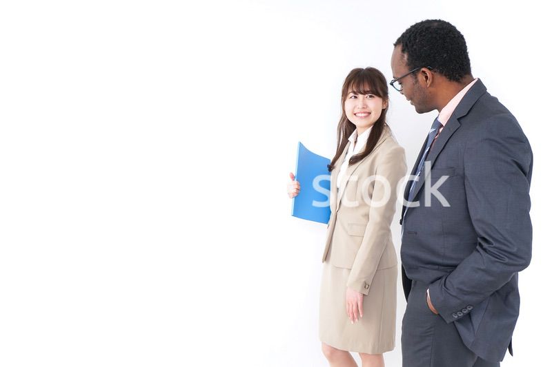 来客を案内するビジネスウーマン