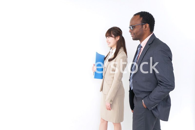 来客を案内するビジネスウーマン