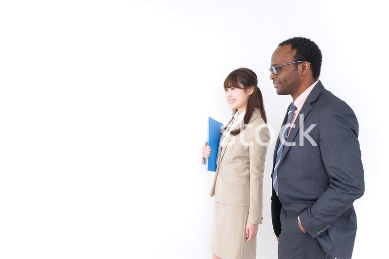 来客を案内するビジネスウーマン