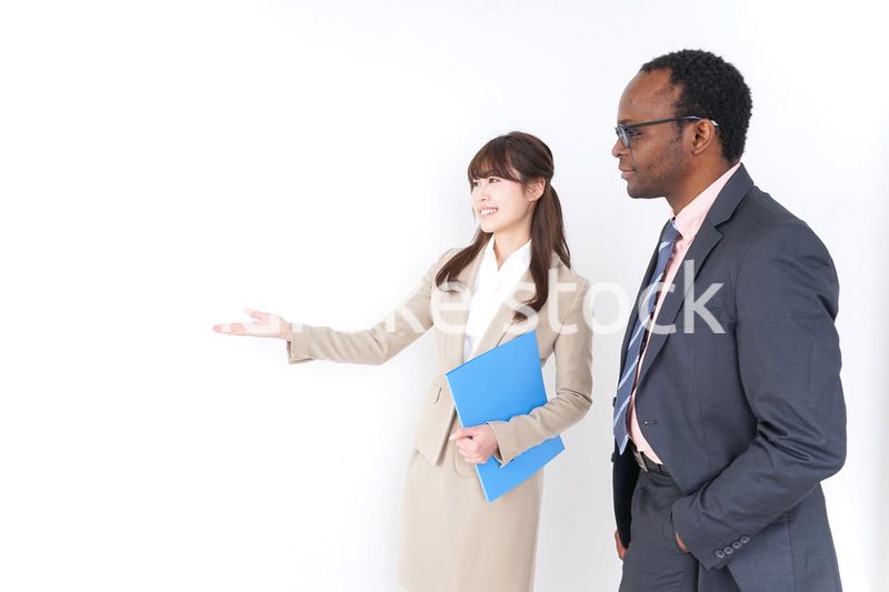 来客を案内するビジネスウーマン