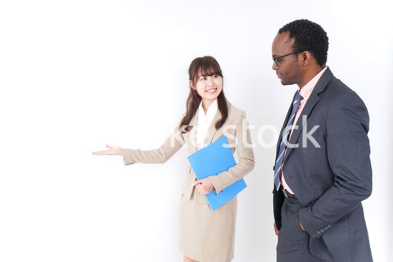 来客を案内するビジネスウーマン