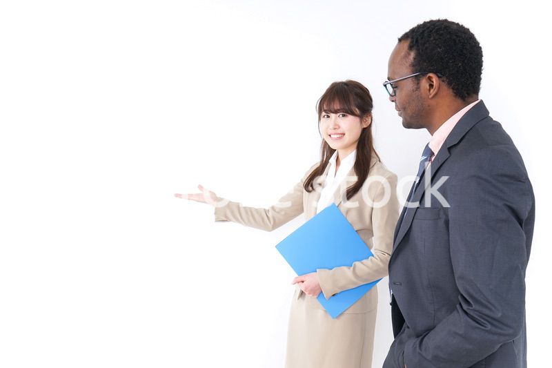 来客を案内するビジネスウーマン