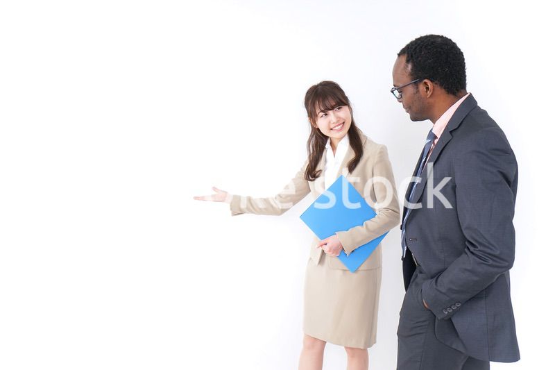 来客を案内するビジネスウーマン