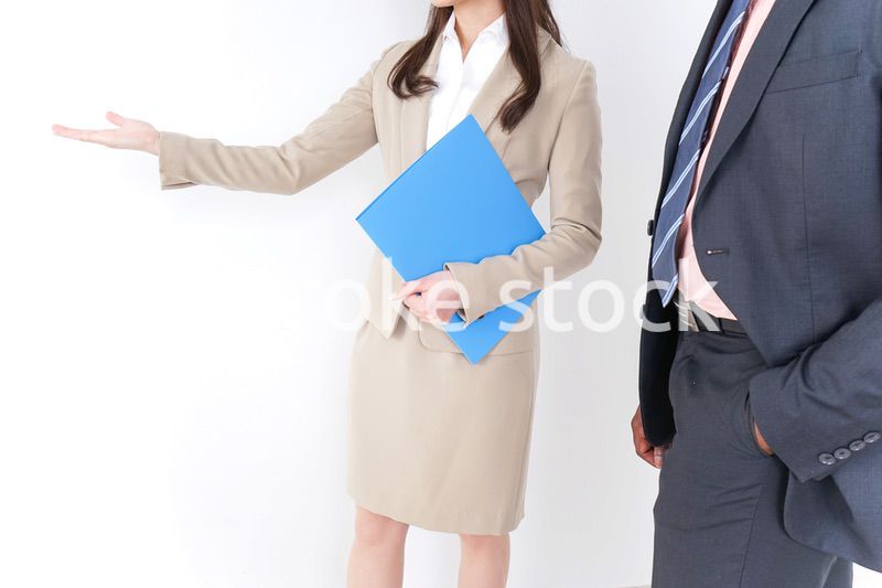 来客を案内するビジネスウーマン